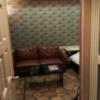 ホテルスマイル(豊島区/ラブホテル)の写真『403号室(玄関から部屋、正面にソファー)』by マーシ