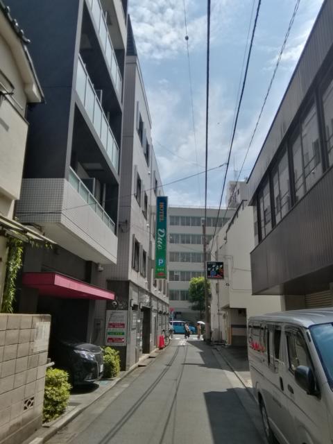 ホテル デュオ(大田区/ラブホテル)の写真『203号室利用。左がホテル外観、右の建物の下が駐車場になってます。』by キジ