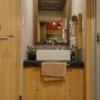 ホテル 彩(大田区/ラブホテル)の写真『305号室 部屋にあがってすぐ左に洗面所。その左にトイレ、右にバスルーム』by なめろう