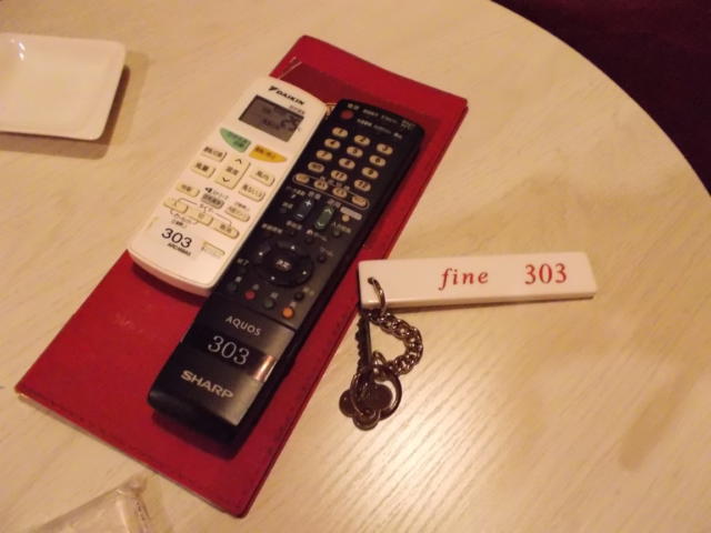 HOTEL Fine(ファイン)(新宿区/ラブホテル)の写真『303号室リモコン&amp;キー&amp;灰皿』by 情報屋Ｘ