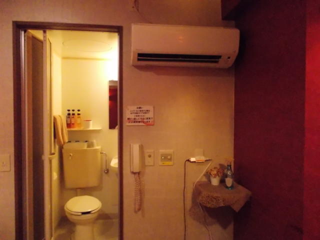 HOTEL Fine(ファイン)(新宿区/ラブホテル)の写真『303号室トイレ&amp;エアコン&amp;備品』by 情報屋Ｘ