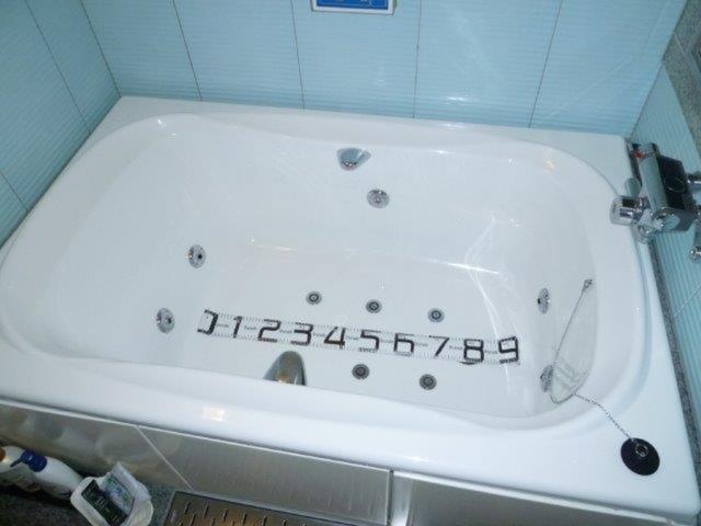 HOTEL GRAY(グレイ)(新宿区/ラブホテル)の写真『103号室（浴槽幅は90センチ（ペットボトル4.5本分）ジャグジー＆ジェット）』by 格付屋