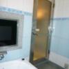 HOTEL GRAY(グレイ)(新宿区/ラブホテル)の写真『103号室（浴室奥から入口）』by 格付屋