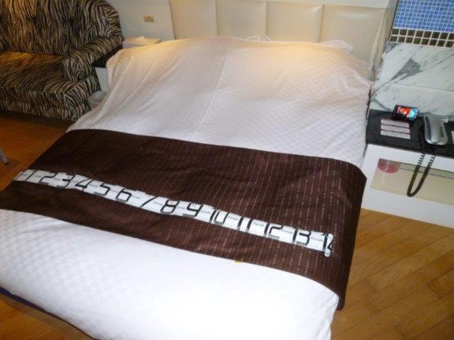 HOTEL GRAY(グレイ)(新宿区/ラブホテル)の写真『103号室（ベッドの幅は140センチ）』by 格付屋