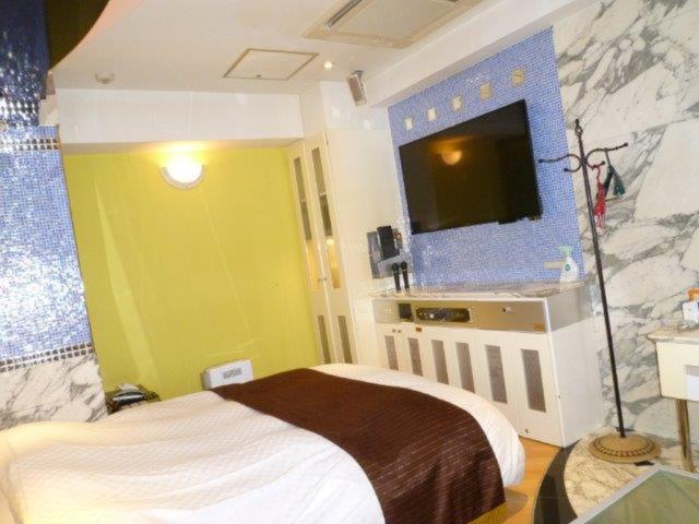 HOTEL GRAY(グレイ)(新宿区/ラブホテル)の写真『103号室（入口横から部屋奥）』by 格付屋