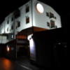 ホテル ホワイト ハワイアンスタイル(佐久市/ラブホテル)の写真『夜の外観』by reimyu: