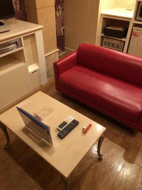 ホテル アテネ(柏市/ラブホテル)の写真『511号室 ソファーとテーブル』by サトナカ