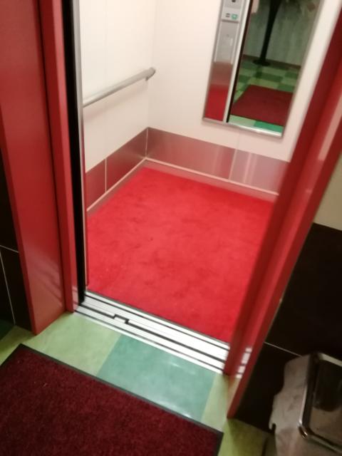 HOTEL FUGA（フーガ）(小田原市/ラブホテル)の写真『306号室利用。エレベーターは赤い絨毯です。』by キジ