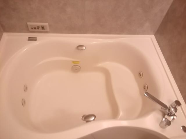 HOTEL FUGA（フーガ）(小田原市/ラブホテル)の写真『306号室利用。浴槽は大きいです。残念ながらTV無し。湯も自動に止まりませんでした。』by キジ