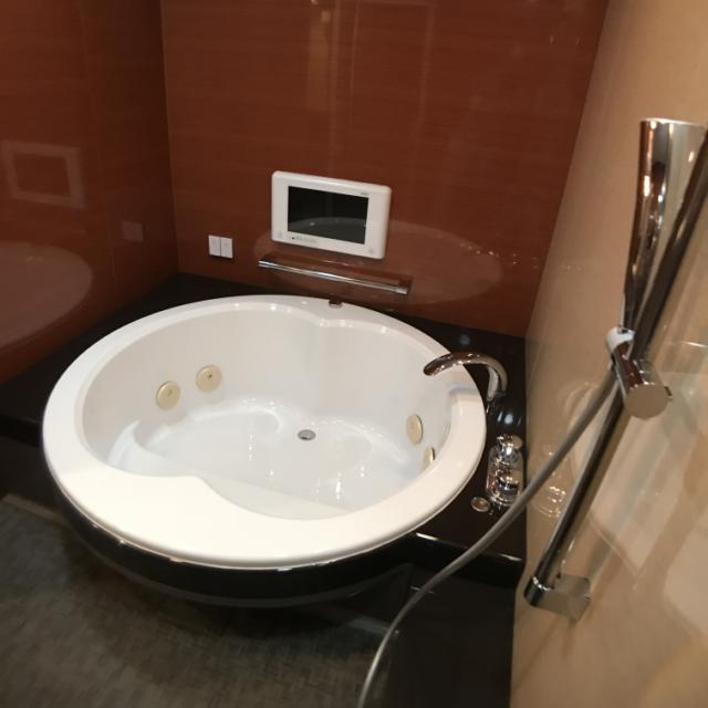 HOTEL アスタプロント(浜松市/ラブホテル)の写真『212号室 浴槽』by ま〜も〜る〜