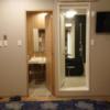 ホテル大山(新宿区/ラブホテル)の写真『201号室 ベッドから入り口・バスルーム・トイレを望む』by 舐めたろう
