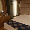 ホテル大山(新宿区/ラブホテル)の写真『201号室の入り口からベッドを望む』by 舐めたろう
