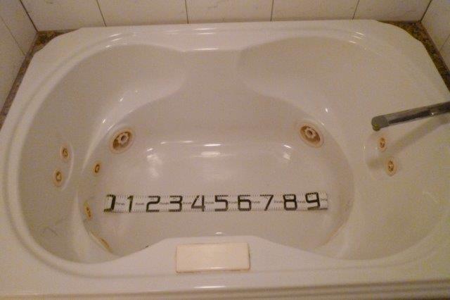 XO新宿(新宿区/ラブホテル)の写真『201号室（浴槽はジェットバス。横幅90センチプラスアルファ（ペットボトル4.5本分）縦幅広め）』by 格付屋