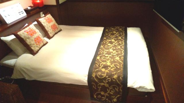 HOTEL B-Girl Bali(荒川区/ラブホテル)の写真『102号室のベッド【クイーンサイズ】』by おこ