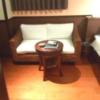 HOTEL B-Girl Bali(荒川区/ラブホテル)の写真『102号室のソファー、テーブル』by おこ
