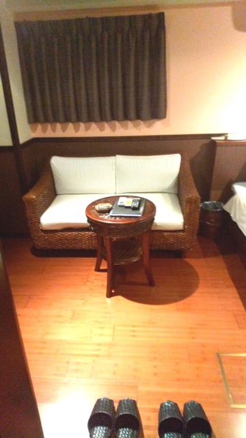 HOTEL B-Girl Bali(荒川区/ラブホテル)の写真『102号室のソファー、テーブル』by おこ