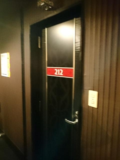 ホテル サンパチ(大阪市/ラブホテル)の写真『２１２号室ドア』by pureshin