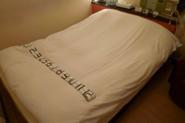 HOTEL Le Club（ホテルルクラブ）(台東区/ラブホテル)の写真『211号室（ベッドの幅は120センチ程度。小さめです）』by 格付屋