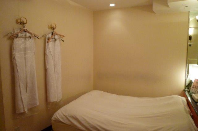 HOTEL Le Club（ホテルルクラブ）(台東区/ラブホテル)の写真『211号室（入口横から部屋奥）』by 格付屋