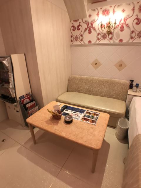 アイコット(浜松市/ラブホテル)の写真『114号室 テーブル、ソファ』by ま〜も〜る〜