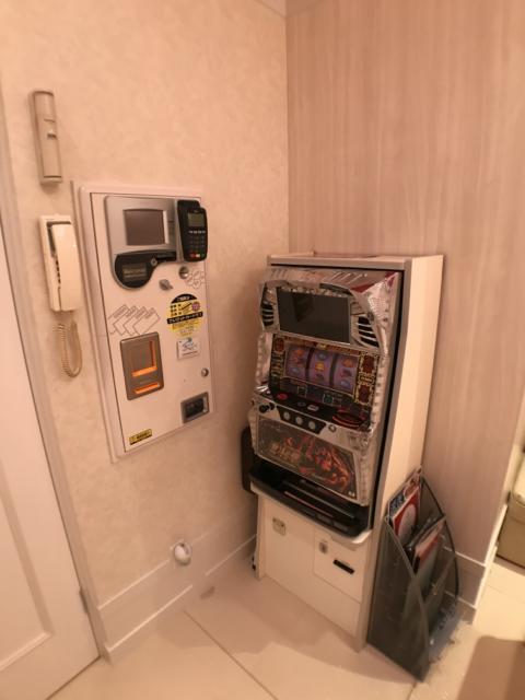 アイコット(浜松市/ラブホテル)の写真『114号室 精算機、スロットマシン』by ま〜も〜る〜