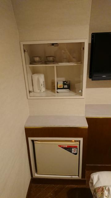 HOTEL R&N（レストアンドネスト）(蕨市/ラブホテル)の写真『403号室 お茶、冷蔵庫』by なつやま