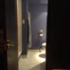 WILL URBAN（ウィルアーバン）八王子(八王子市/ラブホテル)の写真『203号室　ソファ横のシャワー室に通じるドア　左手がシャワー室』by 都まんじゅう