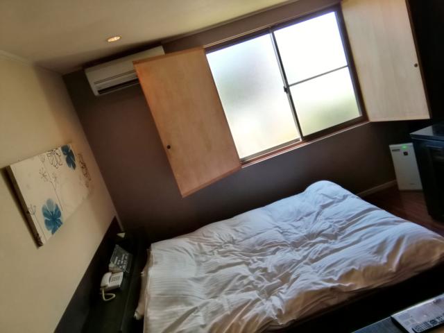 デザイナーズホテルR(小田原市/ラブホテル)の写真『1号室利用。窓が大きくすりガラスなので、明るく過ごせます。』by キジ
