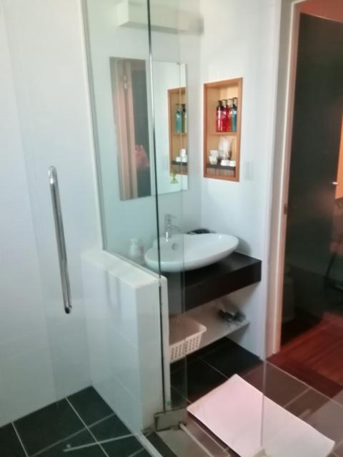 デザイナーズホテルR(小田原市/ラブホテル)の写真『1号室利用。お風呂から見た洗面所です。』by キジ