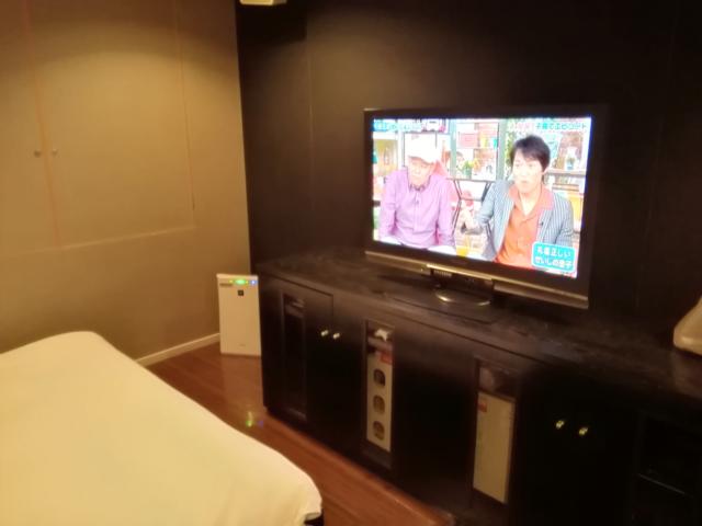 デザイナーズホテルR(小田原市/ラブホテル)の写真『1号室利用。TVはこんな感じです。』by キジ