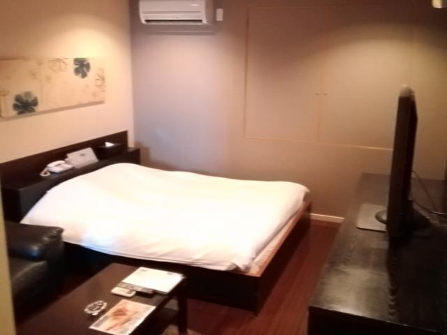 デザイナーズホテルR(小田原市/ラブホテル)の写真『1号室利用。部屋全体とベッドです。』by キジ