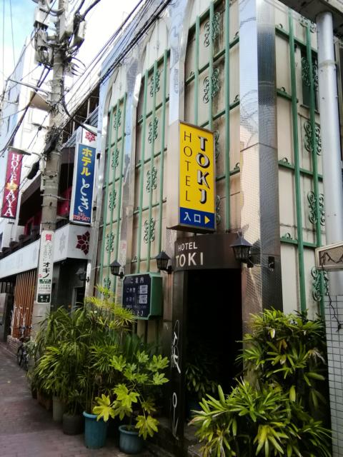 TOKI（とき）(大田区/ラブホテル)の写真『6号室利用。外環と入口。店の前に植木鉢が一杯で、やってる様には見えません。』by キジ