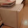 ホテル ルージュ(豊島区/ラブホテル)の写真『205号室 バスルーム前に置かれた冷蔵庫とタオル籠(冷蔵庫の中は空。タオルは足拭き1とバスタオル2)』by 舐めたろう