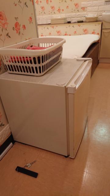 ホテル ルージュ(豊島区/ラブホテル)の写真『205号室 バスルーム前に置かれた冷蔵庫とタオル籠(冷蔵庫の中は空。タオルは足拭き1とバスタオル2)』by 舐めたろう