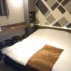 The calm hotel tokyo GOTANDA(品川区/ラブホテル)の写真『102号室、ベッド』by 爽やかエロリーマン
