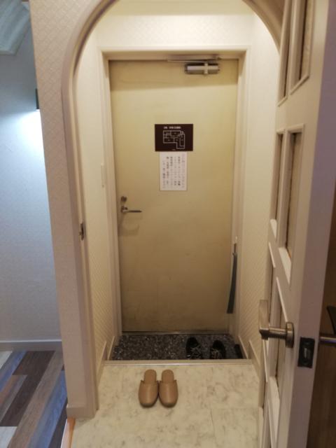 ルミネンホテル蒲田(大田区/ラブホテル)の写真『503号室　玄関』by ところてんえもん