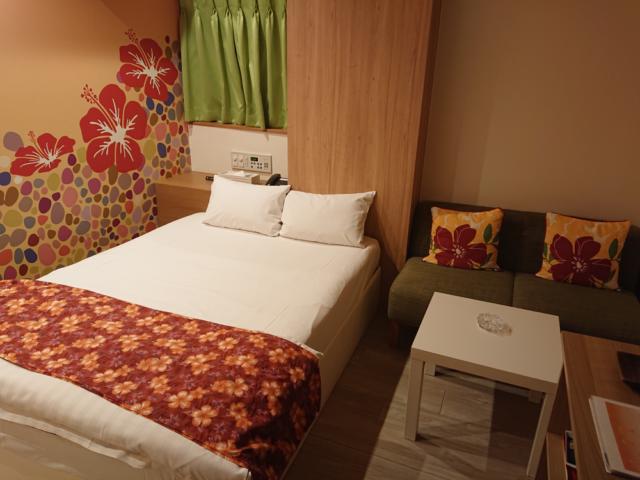 HOTEL La i（ライ）(渋谷区/ラブホテル)の写真『102号室、ベッド・ソファー・机』by 爽やかエロリーマン