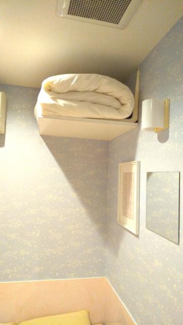 ホテル ルージュ(豊島区/ラブホテル)の写真『102号室のかけ布団【棚の上です】』by おこ