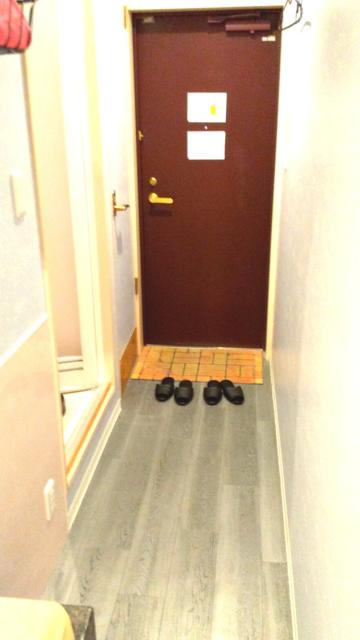 ホテル ルージュ(豊島区/ラブホテル)の写真『102号室の廊下【ベッド側から】』by たけのこ