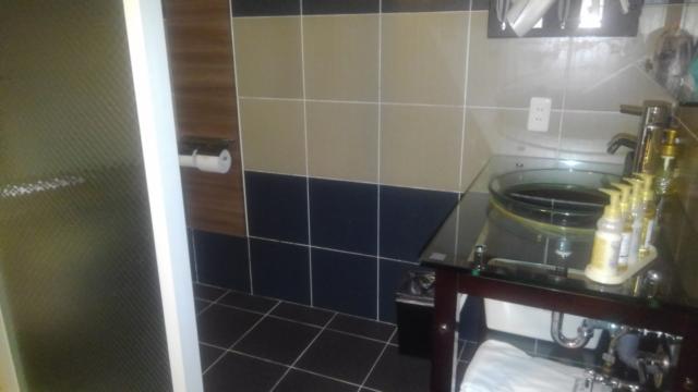 HOTEL Villa Senmei(ヴィラ センメイ）(大田区/ラブホテル)の写真『411洗面所からトイレブース、バスタブにつながって扉がなかった』by まさおじさん