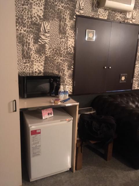 ニューポート(立川市/ラブホテル)の写真『302号室　玄関から左側が浴室、洗面、右側がソファにベッド』by 都まんじゅう