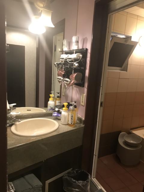 フェアリーウィンク(横浜市中区/ラブホテル)の写真『（201号室）水回り。右からお風呂、洗面台、トイレとなってます。』by こーめー
