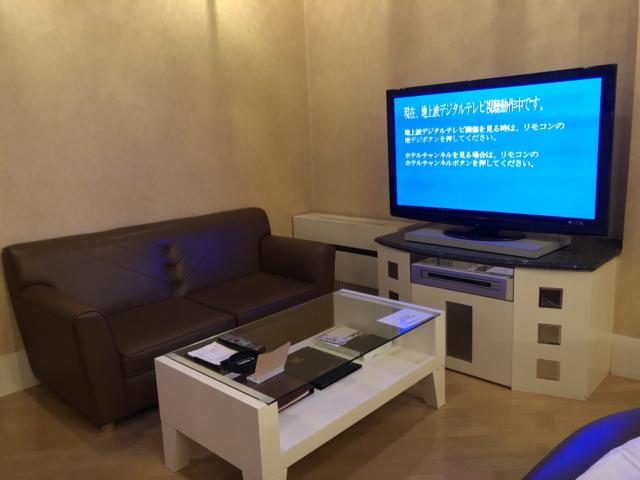 HOTEL Perrier(ペリエ)(新宿区/ラブホテル)の写真『303号室 ソファーとテーブル、大型テレビ』by サトナカ