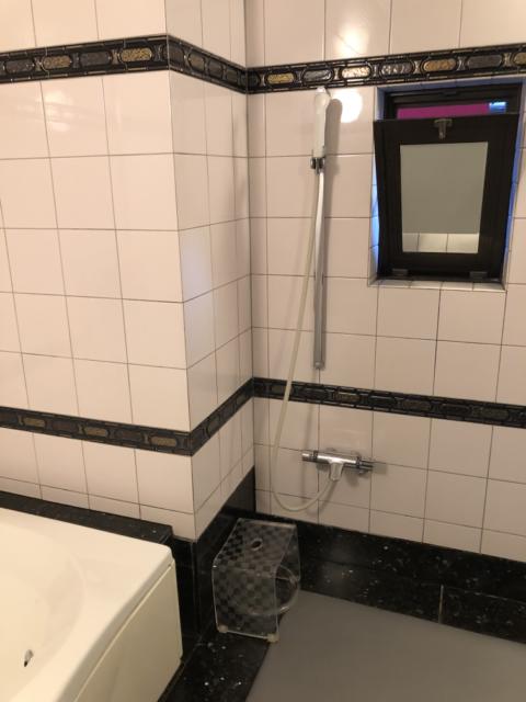 HOTEL Perrier(ペリエ)(新宿区/ラブホテル)の写真『303号室 バスルーム 2台のシャワー』by サトナカ