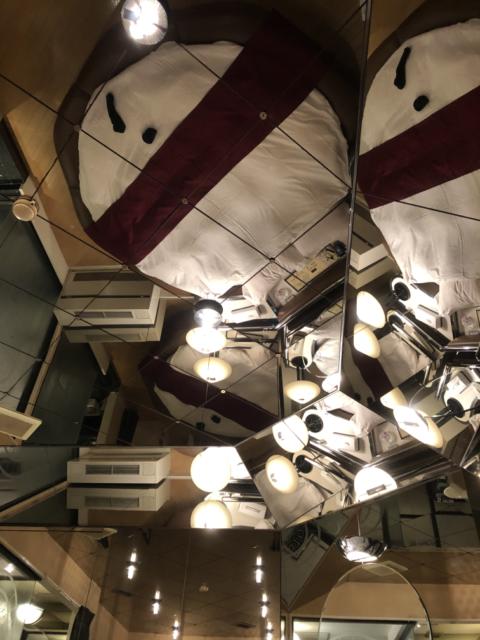 HOTEL Perrier(ペリエ)(新宿区/ラブホテル)の写真『303号室 天井の鏡』by サトナカ
