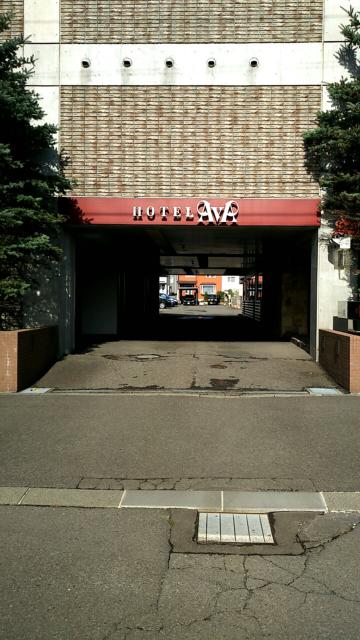 ホテル AVA （アバ）(北広島市/ラブホテル)の写真『駐車場入口』by 酒肴