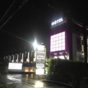 ホテル ウォーターロード浜松(浜松市/ラブホテル)の写真『夜の外観』by まさおJリーグカレーよ
