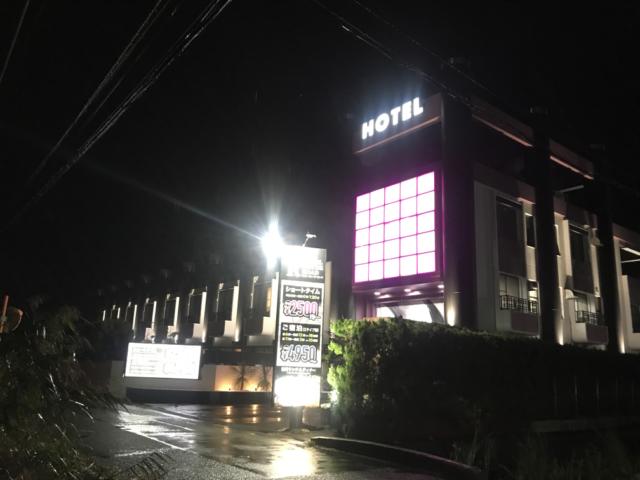 ホテル ウォーターロード浜松(浜松市/ラブホテル)の写真『夜の外観』by まさおJリーグカレーよ