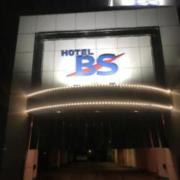 ホテル BS刈谷(刈谷市/ラブホテル)の写真『夜の外観』by まさおJリーグカレーよ