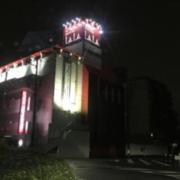 HOTEL LaLa（ララ）港店(全国/ラブホテル)の写真『夜の外観』by まさおJリーグカレーよ